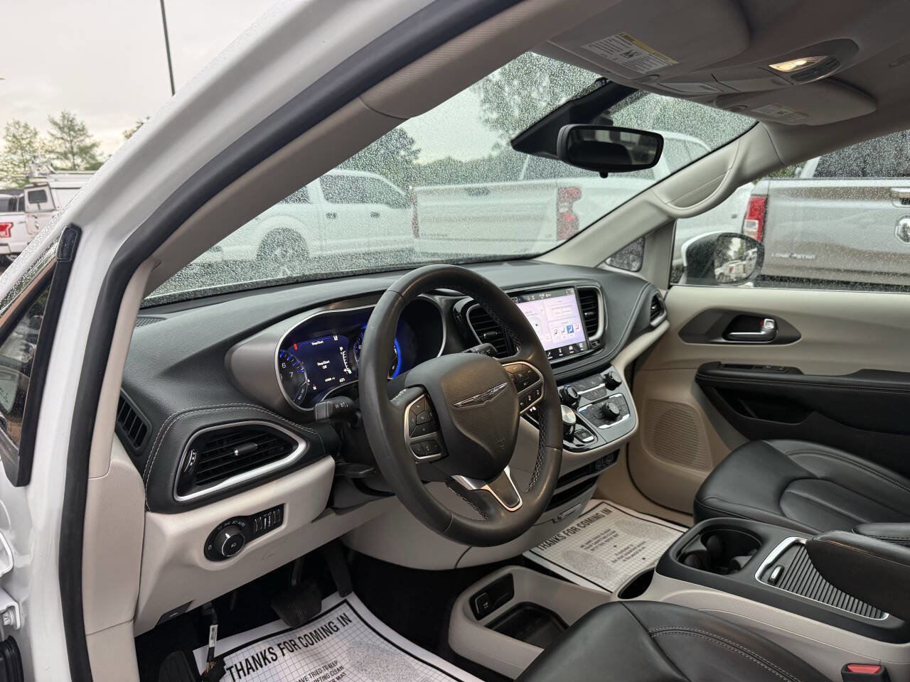 Used 2023 Chrysler Pacifica Touring-L FWD image 6