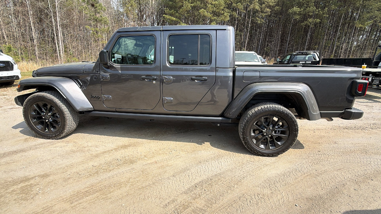 Used 2025 Jeep Gladiator Sport image 11
