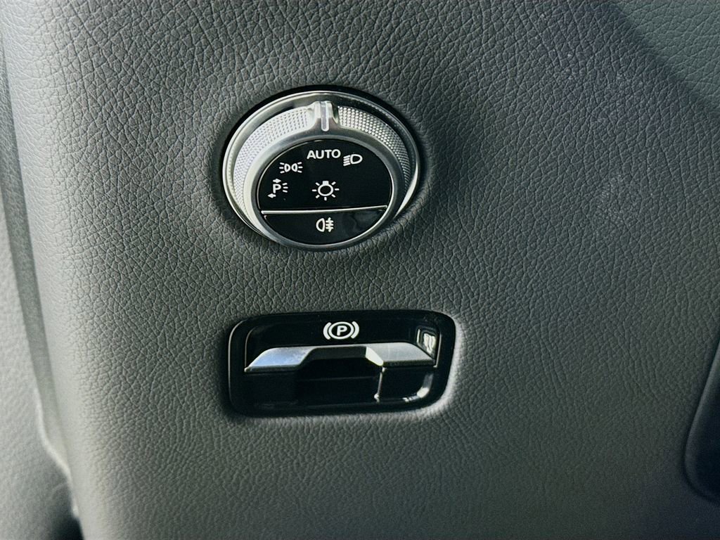 Used 2026 Mercedes-Benz GLC 300 4MATIC image 11