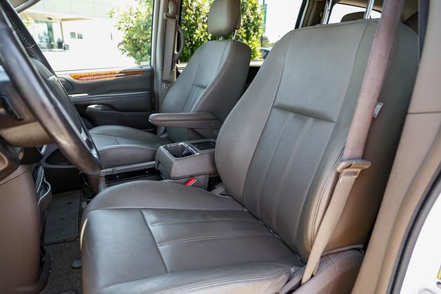Used 2016 Chrysler Town & Country Touring FWD image 17