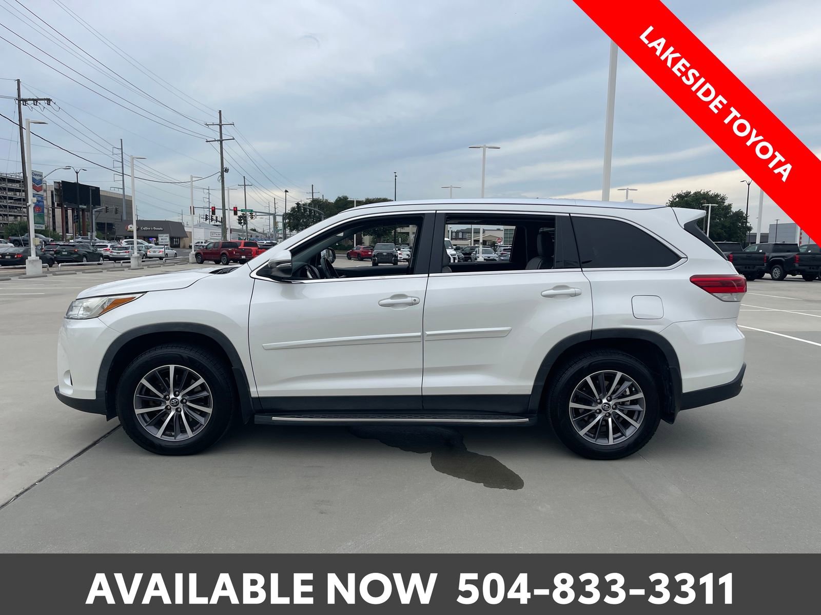 Used 2019 Toyota Highlander XLE FWD image 2