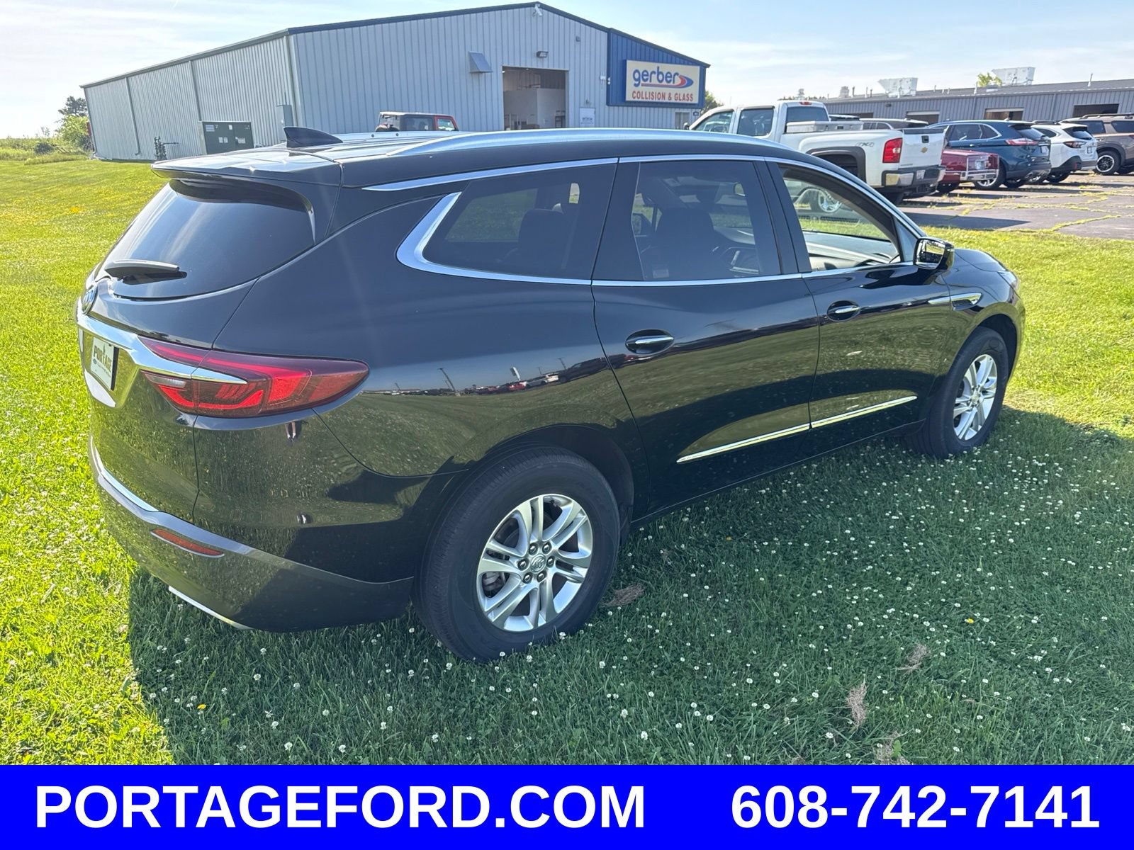 Used 2020 Buick Enclave Essence w/ Sound and Sites Package AWD/4WD image 2