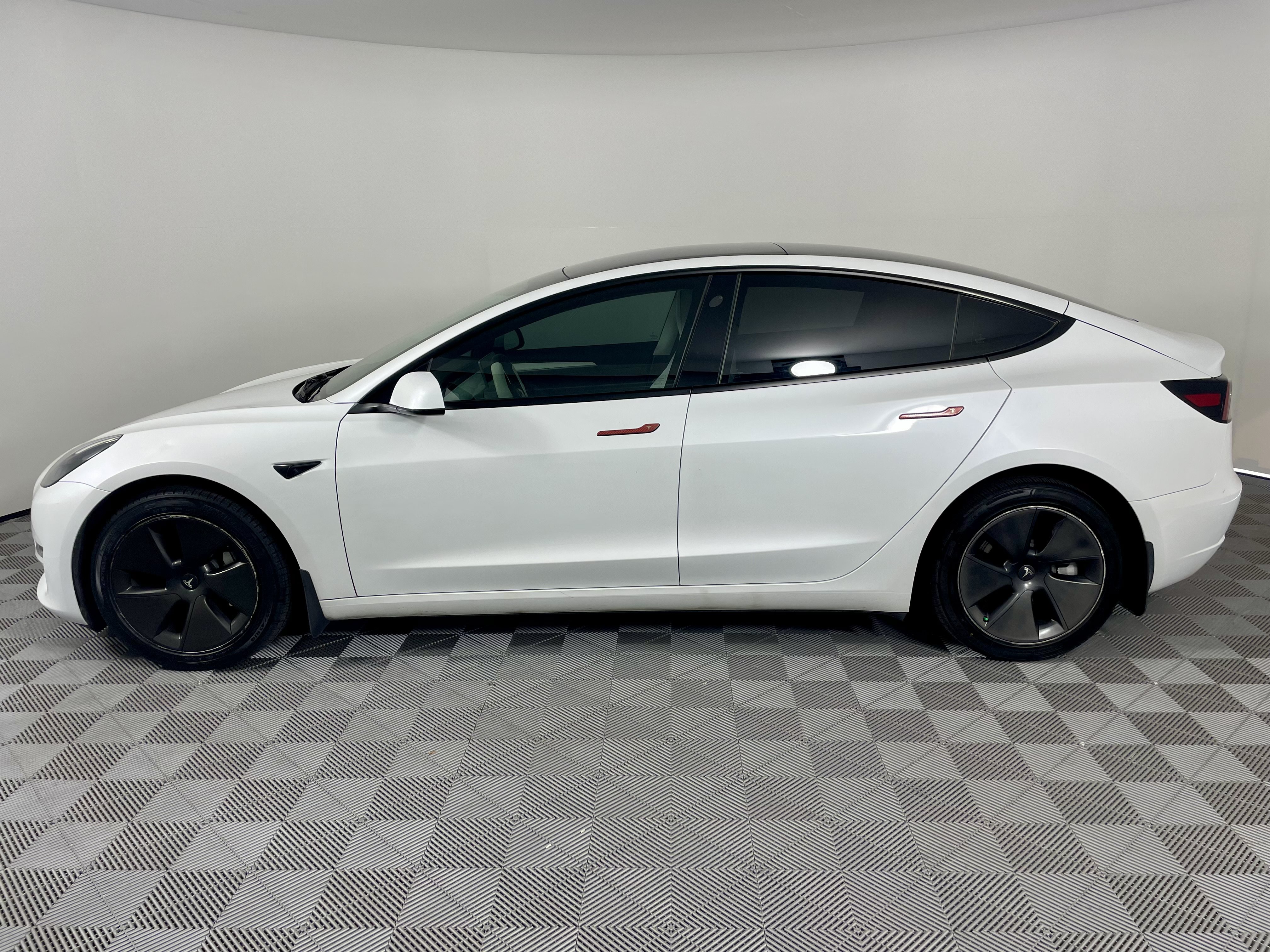 Used 2023 Tesla Model 3 Standard Range RWD image 2