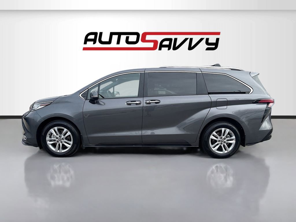 Used 2025 Toyota Sienna Limited image 4