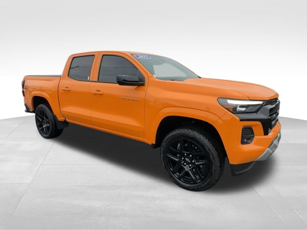 Used 2025 Chevrolet Colorado Z71 w/ Z71 Convenience Package 2 AWD/4WD image 3