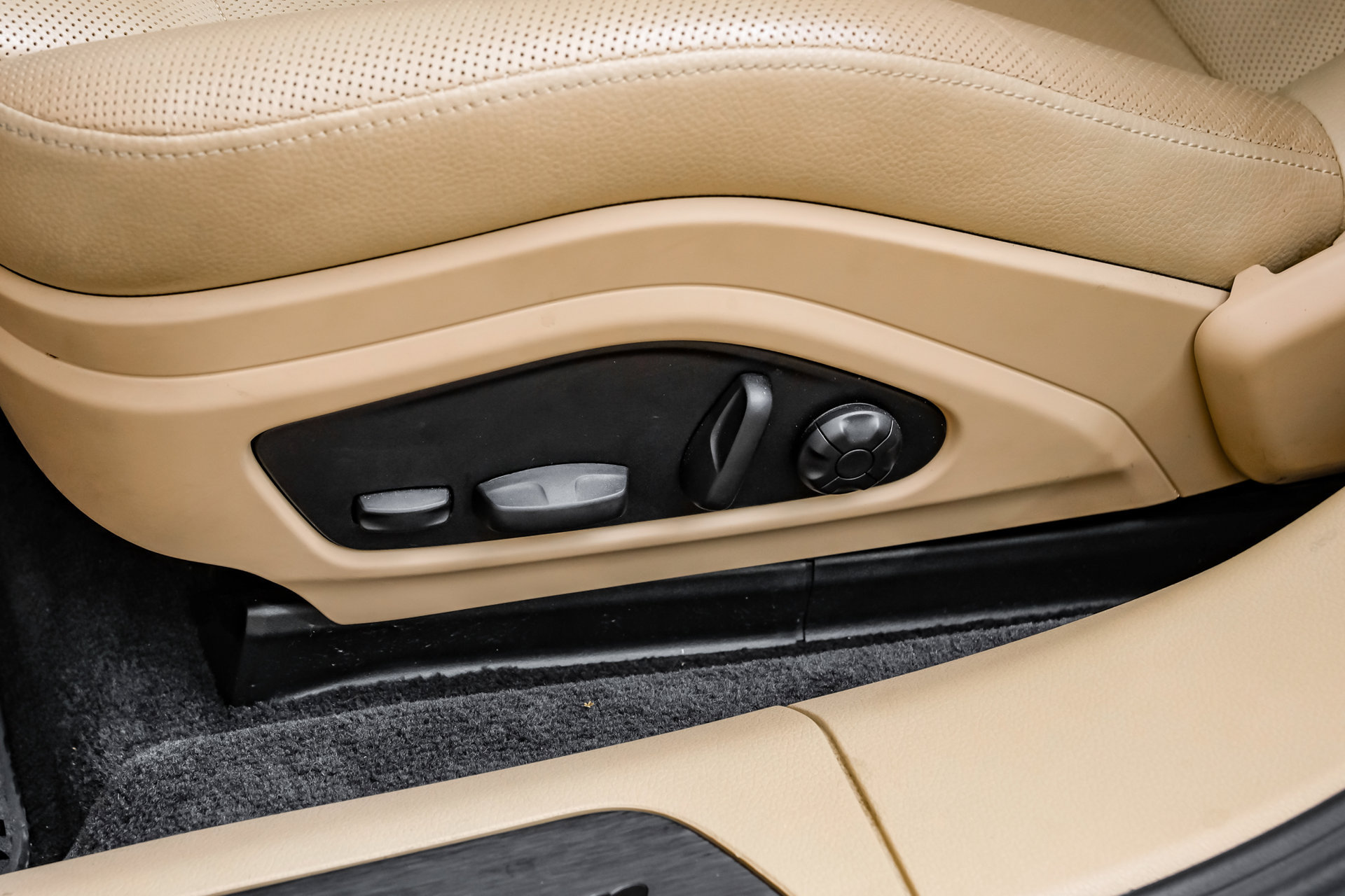 Used 2023 Porsche Panamera Platinum Edition w/ Sportdesign Package RWD image 37