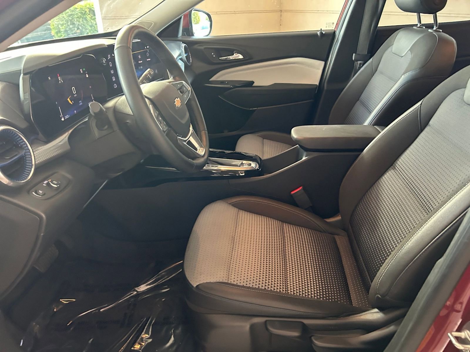 Used 2025 Chevrolet Trax LT w/ LT Convenience Package image 21