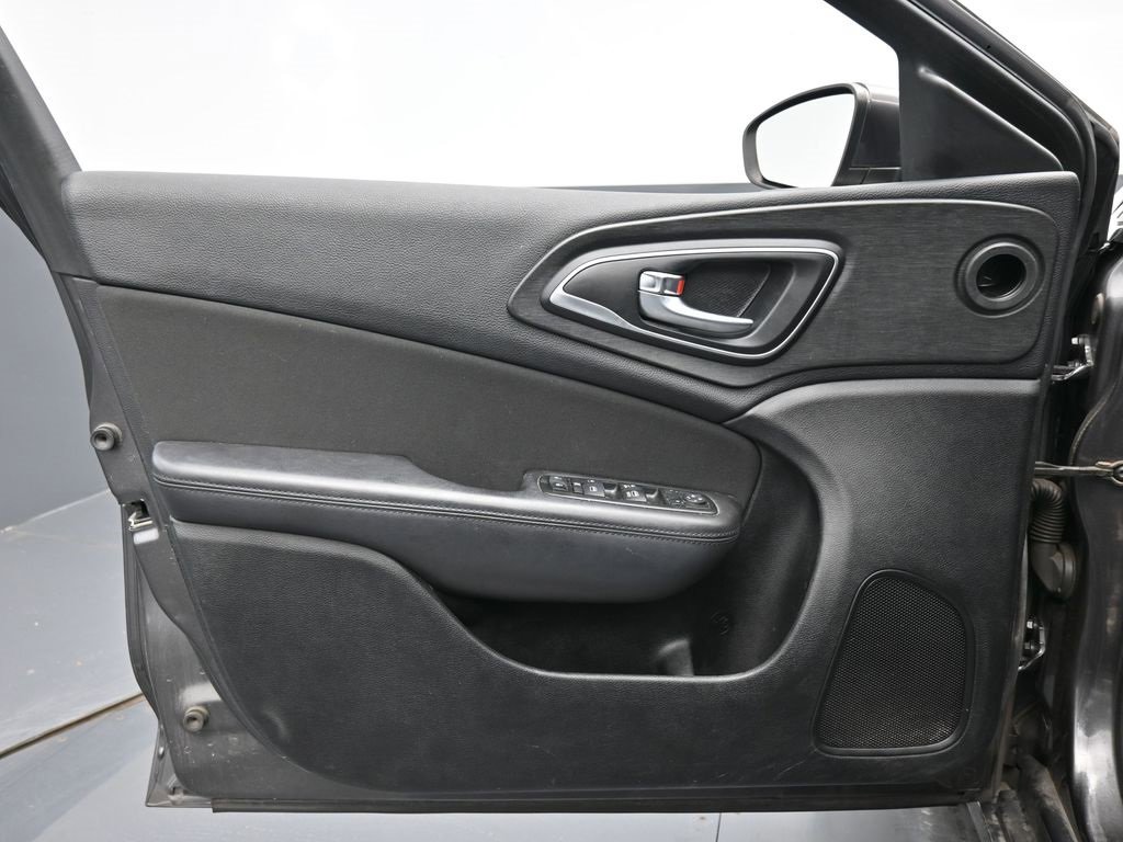 Used 2015 Chrysler 200 Limited w/ Convenience Group image 30