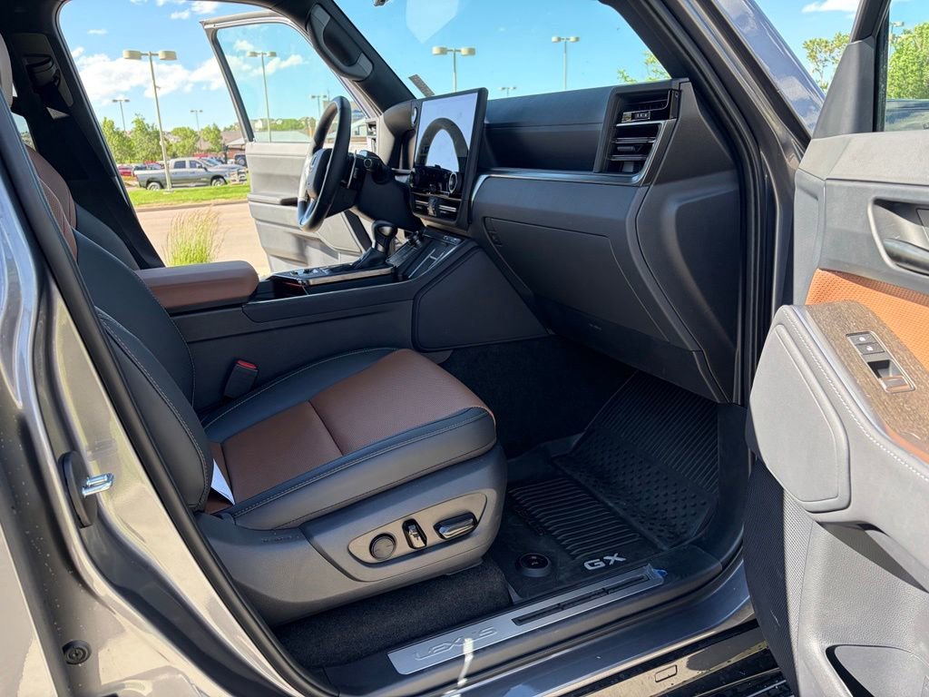 Used 2026 Lexus GX 550 w/ Accessory Package (2T) AWD/4WD image 26