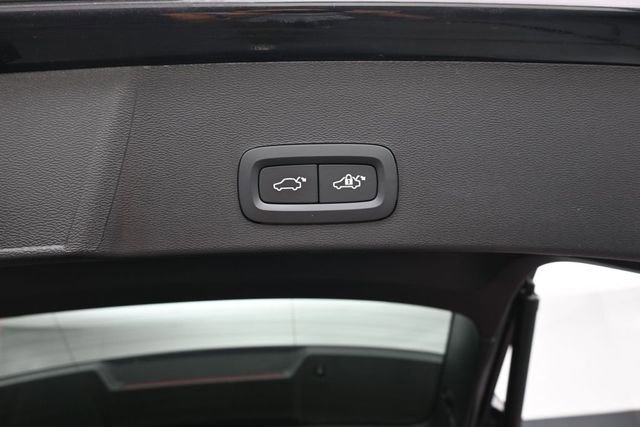 Used 2025 Volvo XC40 B5 Plus AWD/4WD image 31