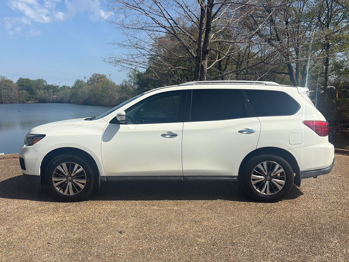 Used 2017 Nissan Pathfinder S image 10