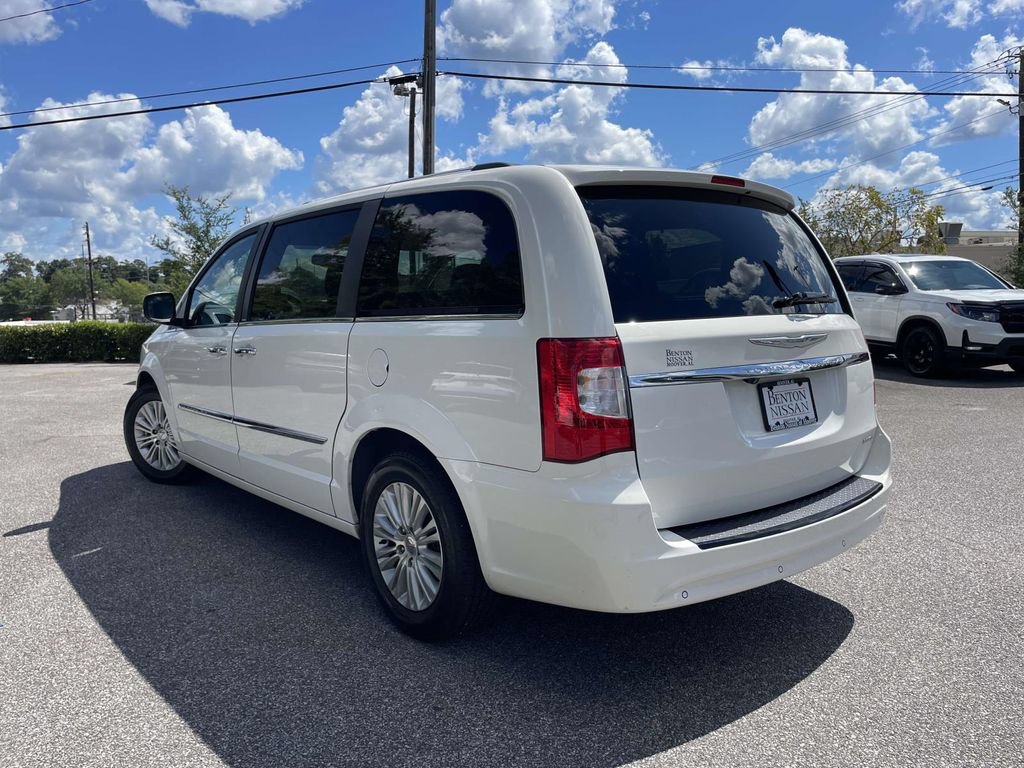 Used 2012 Chrysler Town & Country Limited FWD image 5