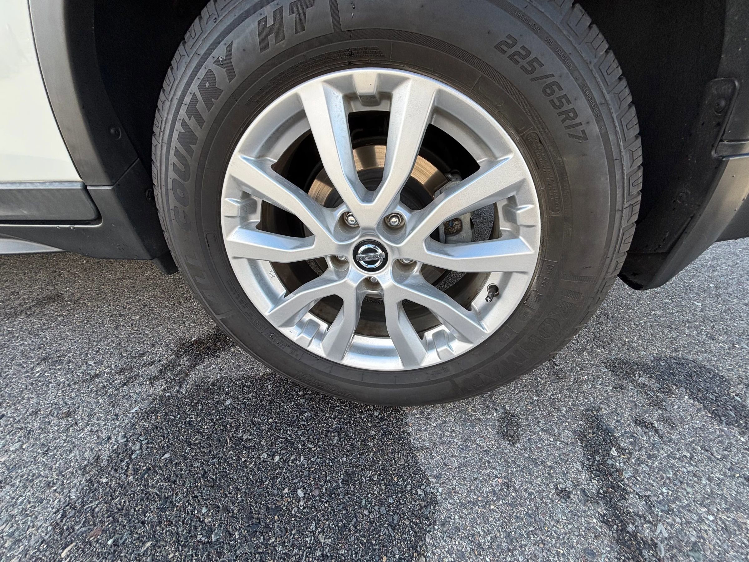 Used 2017 Nissan Rogue SV image 19