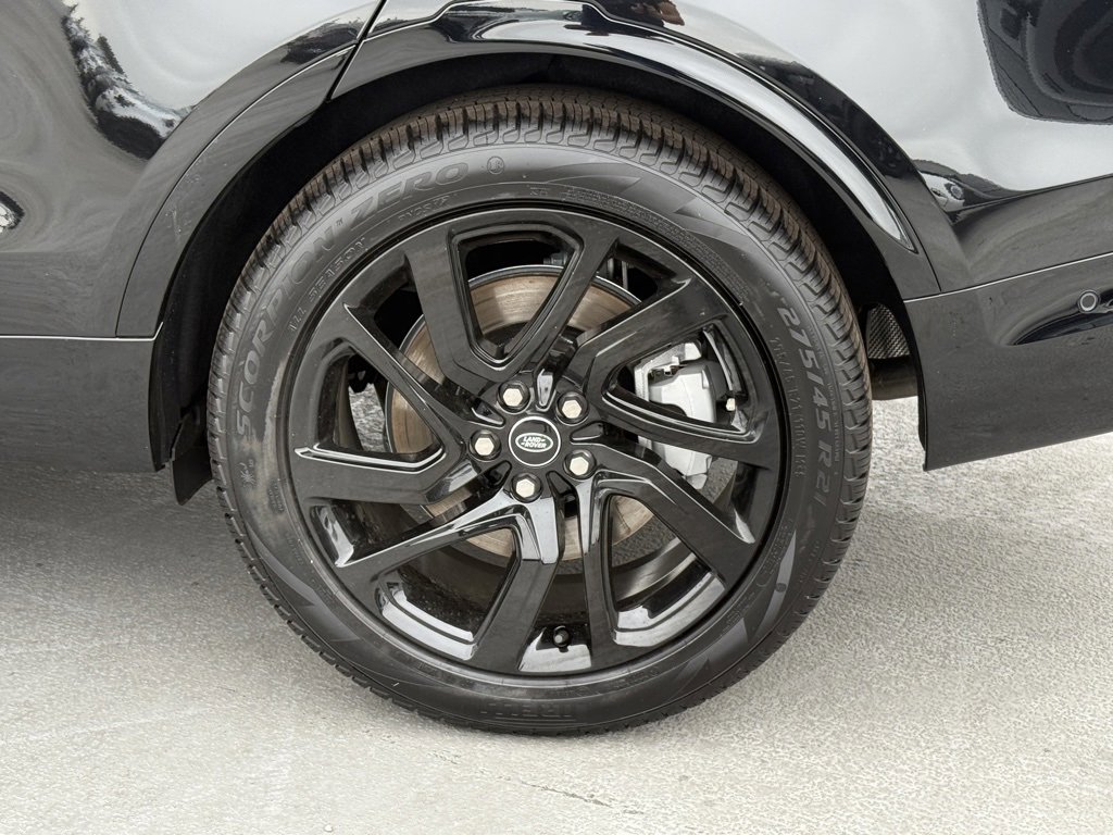 New 2025 Land Rover Discovery Dynamic SE image 9