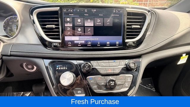 Used 2026 Chrysler Pacifica Select FWD image 16
