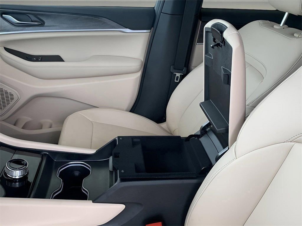 Used 2025 Jeep Grand Cherokee Limited image 33