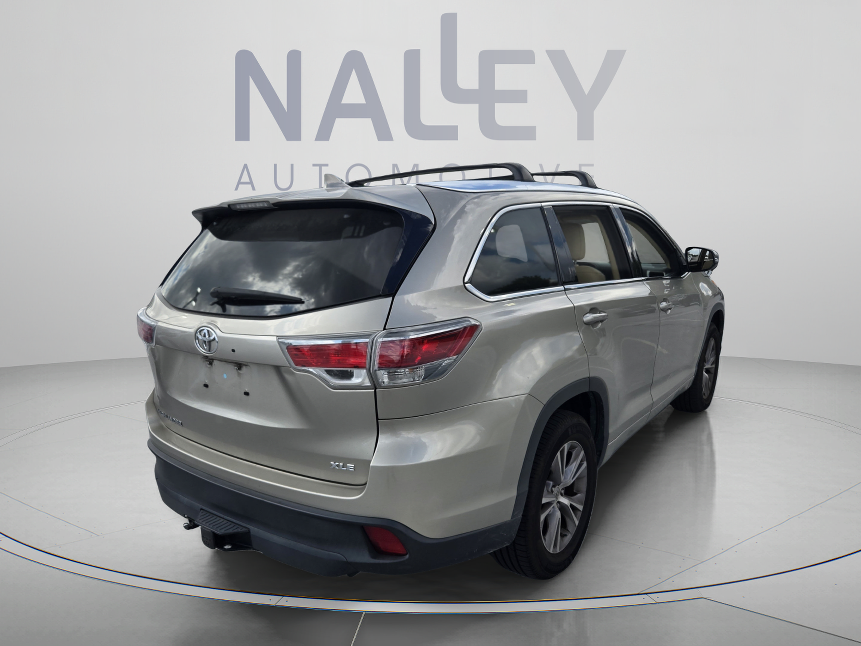 Used 2014 Toyota Highlander XLE FWD image 4