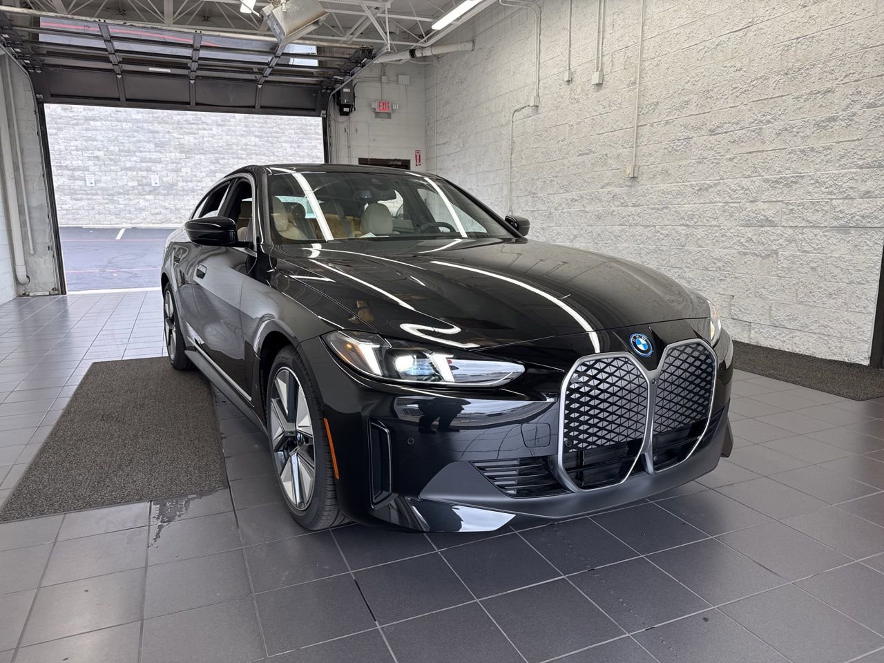 New 2025 BMW i4 xDrive40i image 2