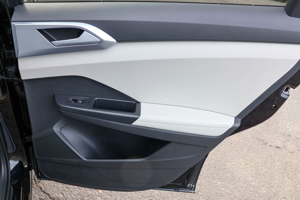 Used 2025 Volkswagen Taos SE image 32