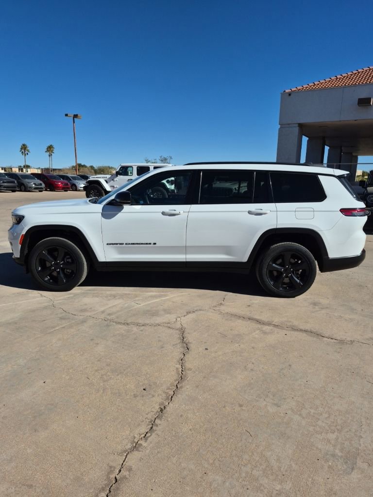 Used 2023 Jeep Grand Cherokee L Altitude AWD/4WD image 8
