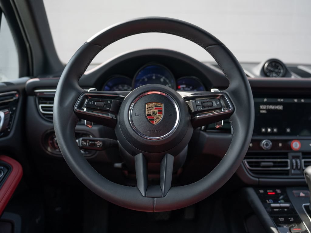 Certified 2025 Porsche Macan AWD/4WD image 23