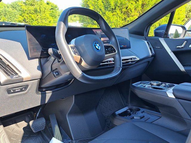 Used 2025 BMW iX xDrive50 w/ Premium Package AWD/4WD image 8