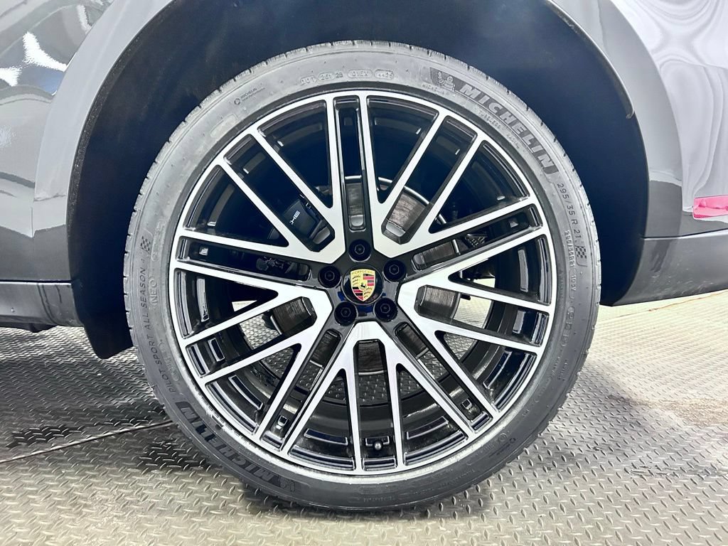 Certified 2026 Porsche Macan AWD/4WD image 41