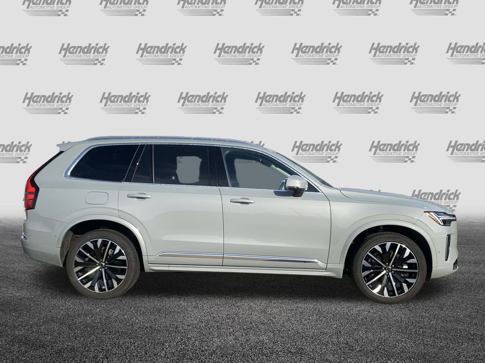 Used 2025 Volvo XC90 B6 Plus image 11