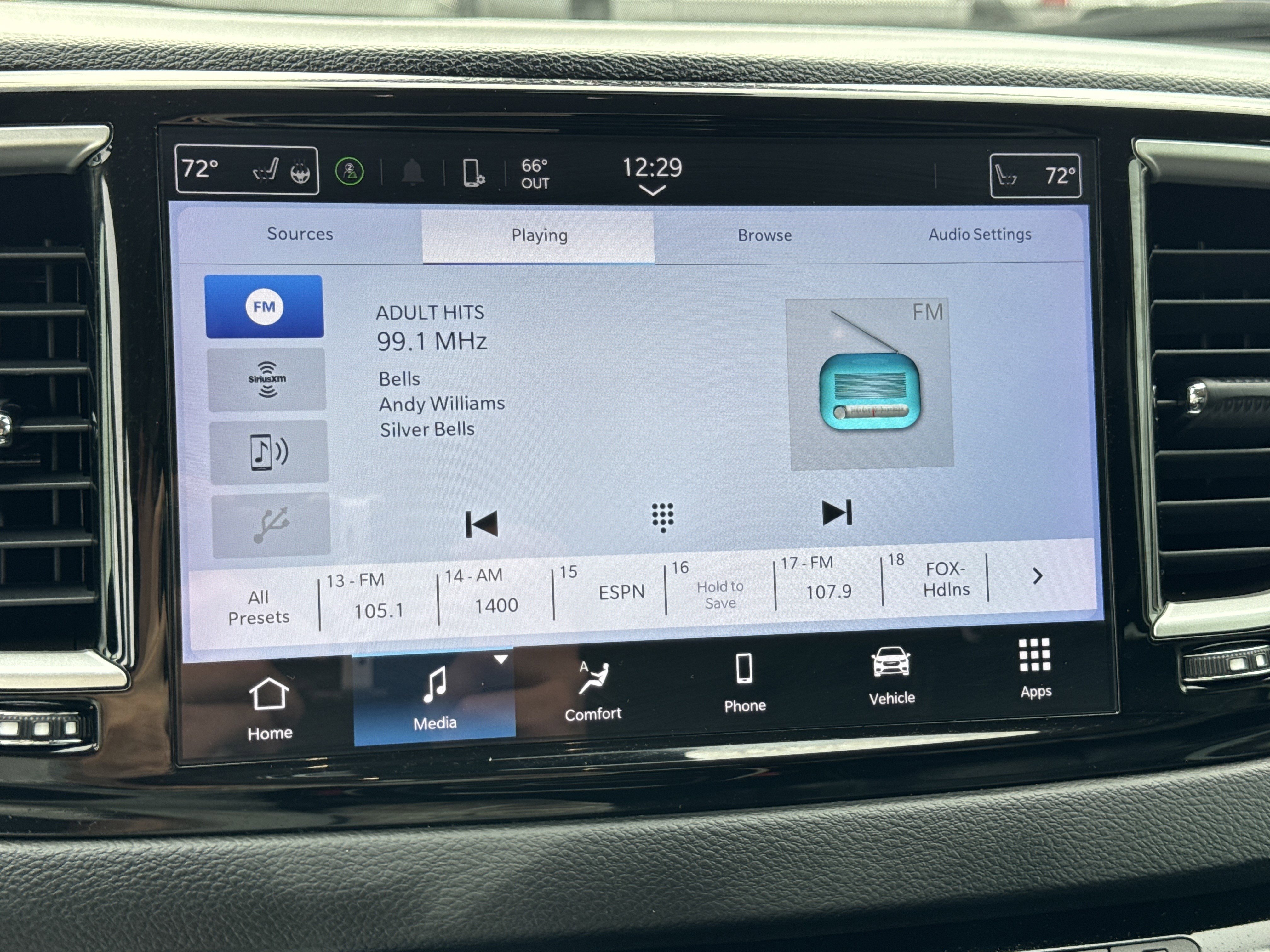 Used 2023 Chrysler Pacifica Touring-L image 18