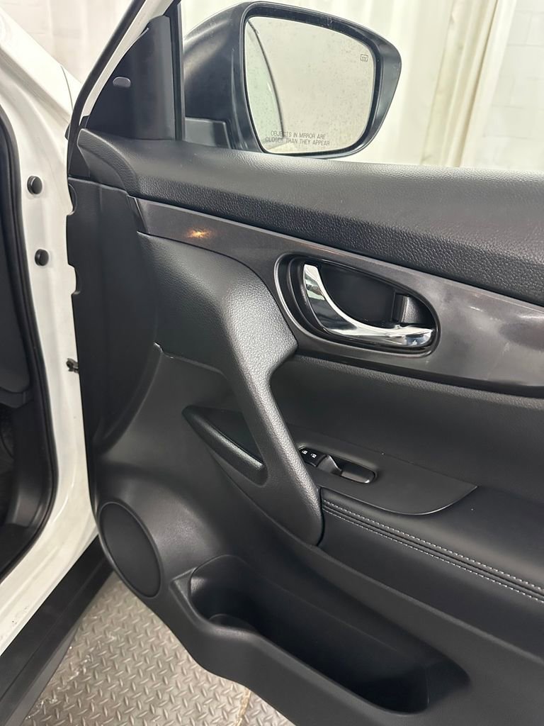 Used 2018 Nissan Rogue SV image 32