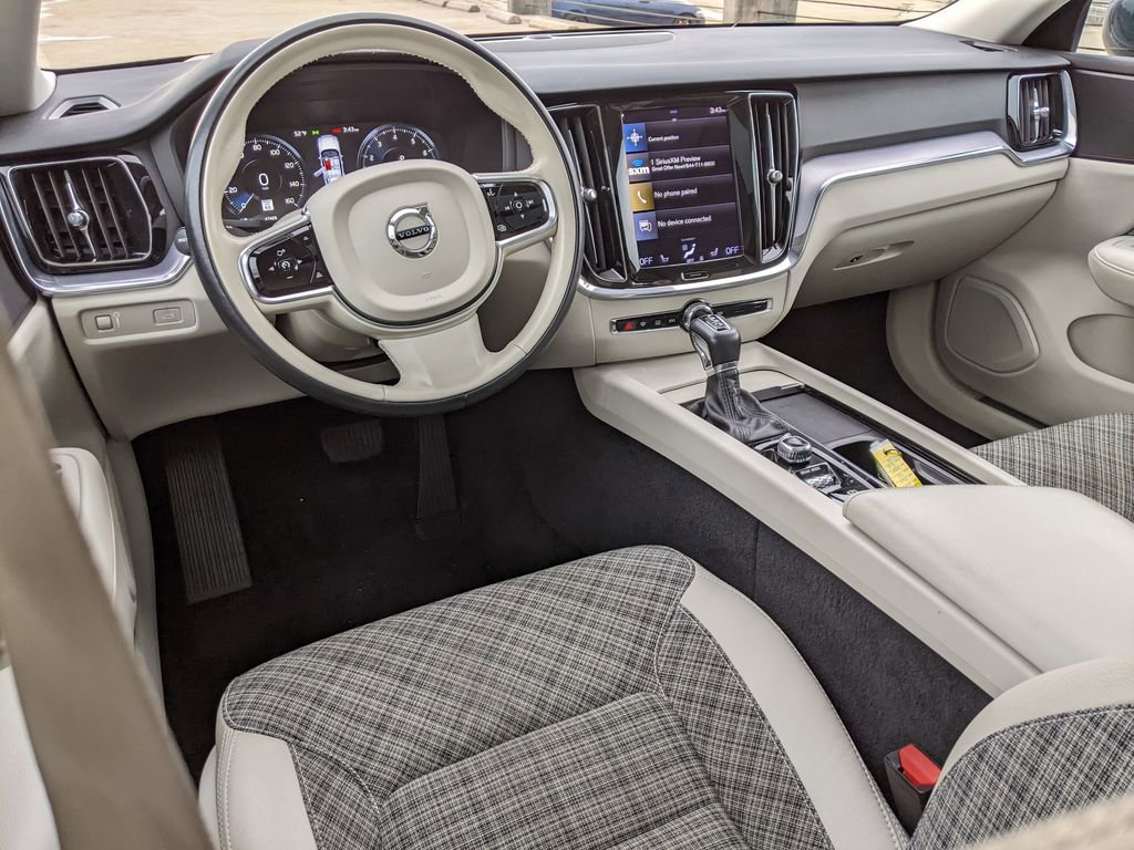 Used 2021 Volvo V60 T5 Momentum image 12