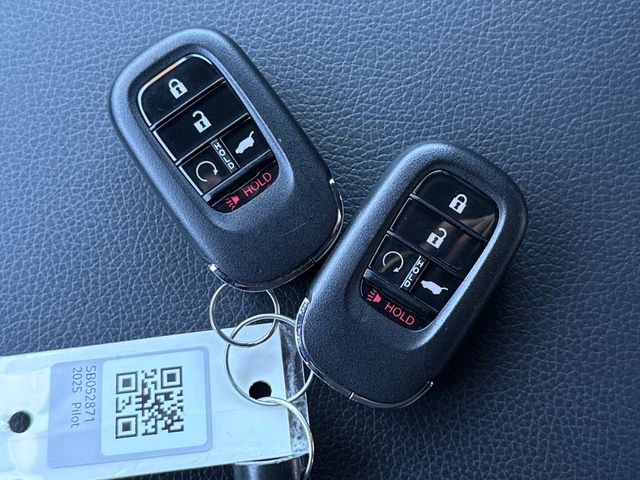 Used 2025 Honda Pilot TrailSport image 35