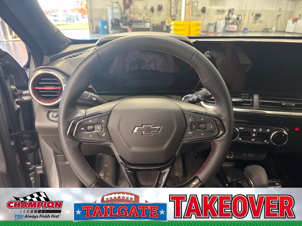 Used 2025 Chevrolet Trax RS w/ Sunroof Package FWD image 18
