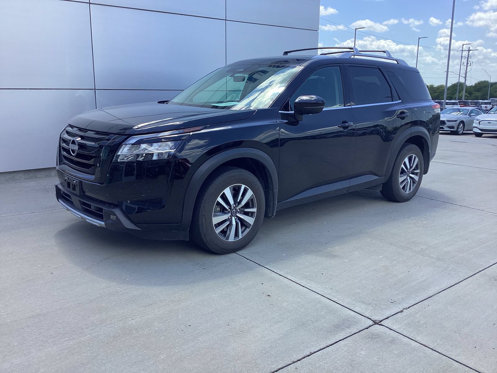Used 2023 Nissan Pathfinder SL w/ Lighting Package (N92)