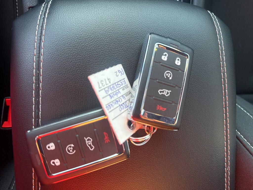 Certified 2024 Jeep Grand Cherokee Laredo w/ Luxury Tech Group I image 17