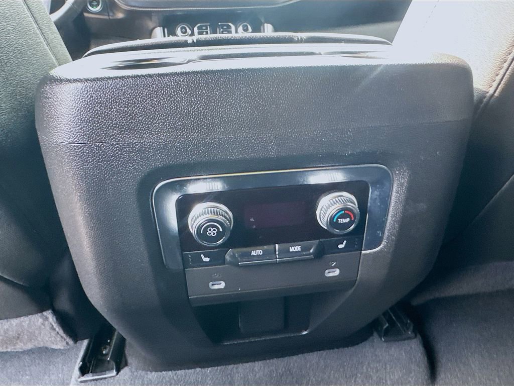 Used 2024 GMC Yukon XL SLT w/ SLT Luxury Package image 22