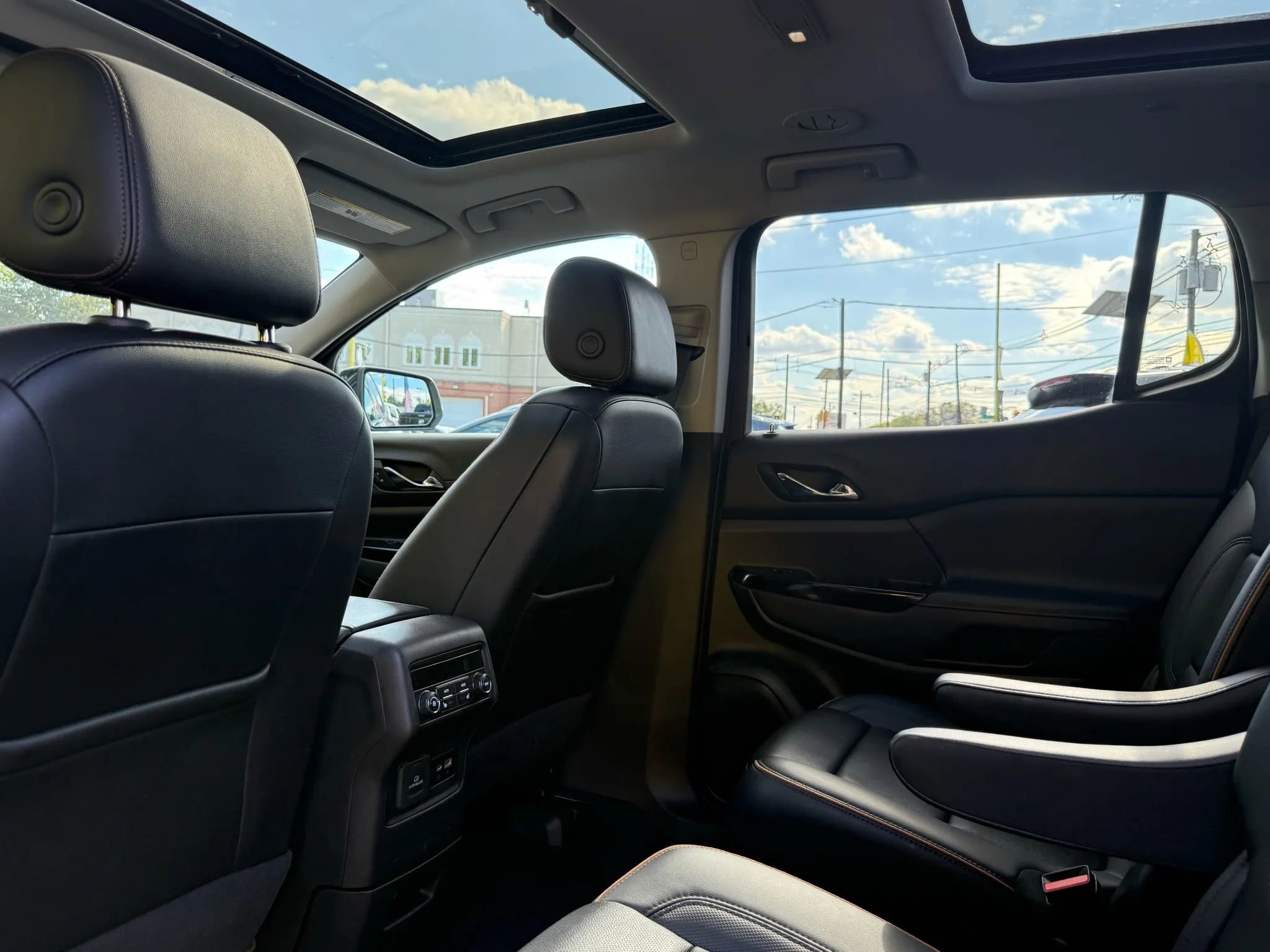 Used 2022 GMC Acadia AT4 w/ Technology Package image 27