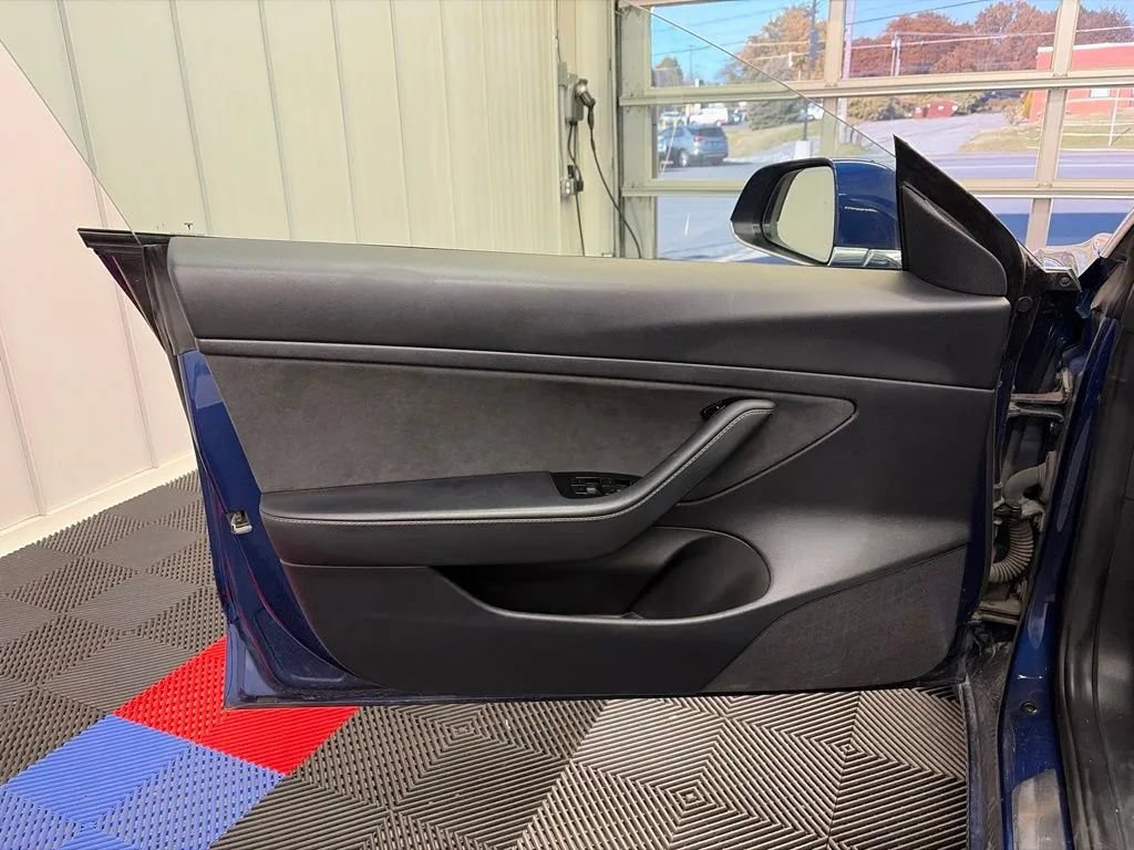 Used 2020 Tesla Model 3 Standard Range RWD image 9