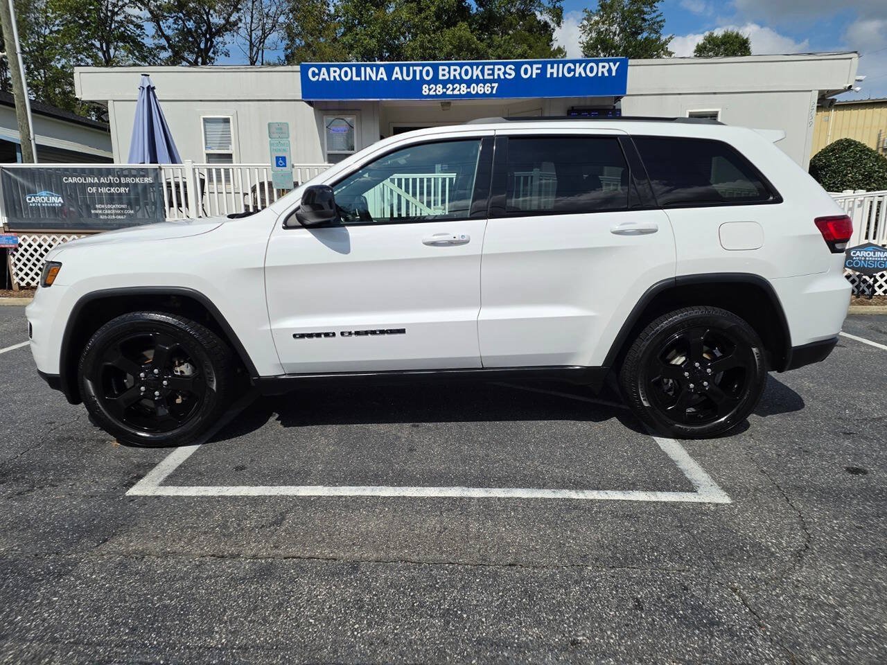 Used 2018 Jeep Grand Cherokee Laredo AWD/4WD image 3