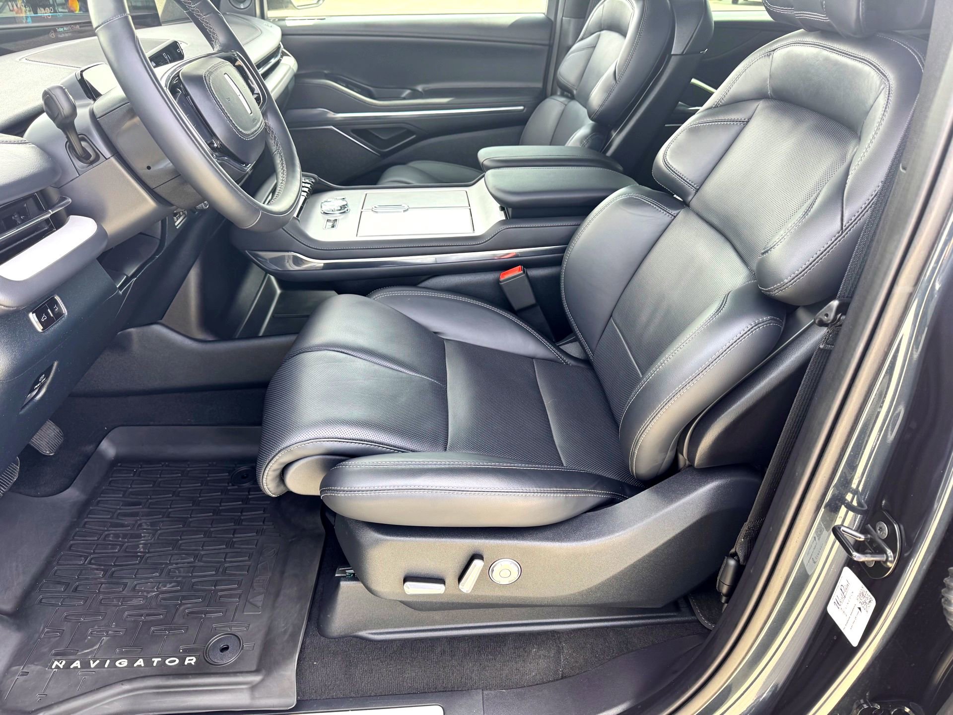 Used 2025 Lincoln Navigator Reserve w/ Jet Appearance Package image 14