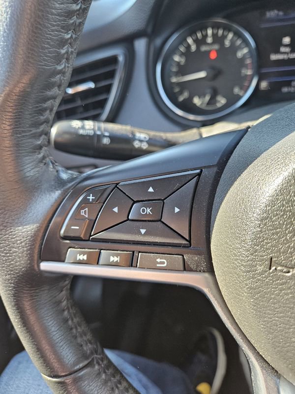 Used 2018 Nissan Rogue SL w/ Premium Package image 12