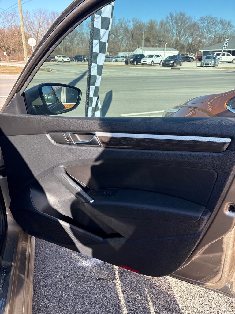 Used 2017 Volkswagen Passat 1.8T SEL Premium image 16