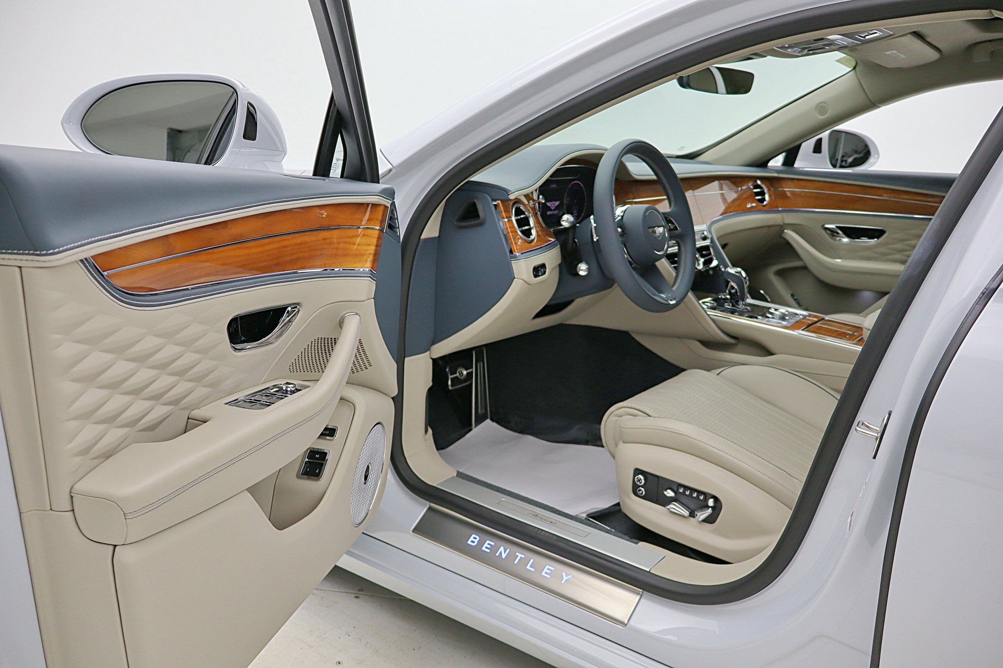 Used 2023 Bentley Flying Spur Azure image 41