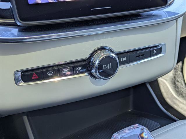Used 2025 Volvo XC90 B6 Ultra w/ Lounge Package image 16