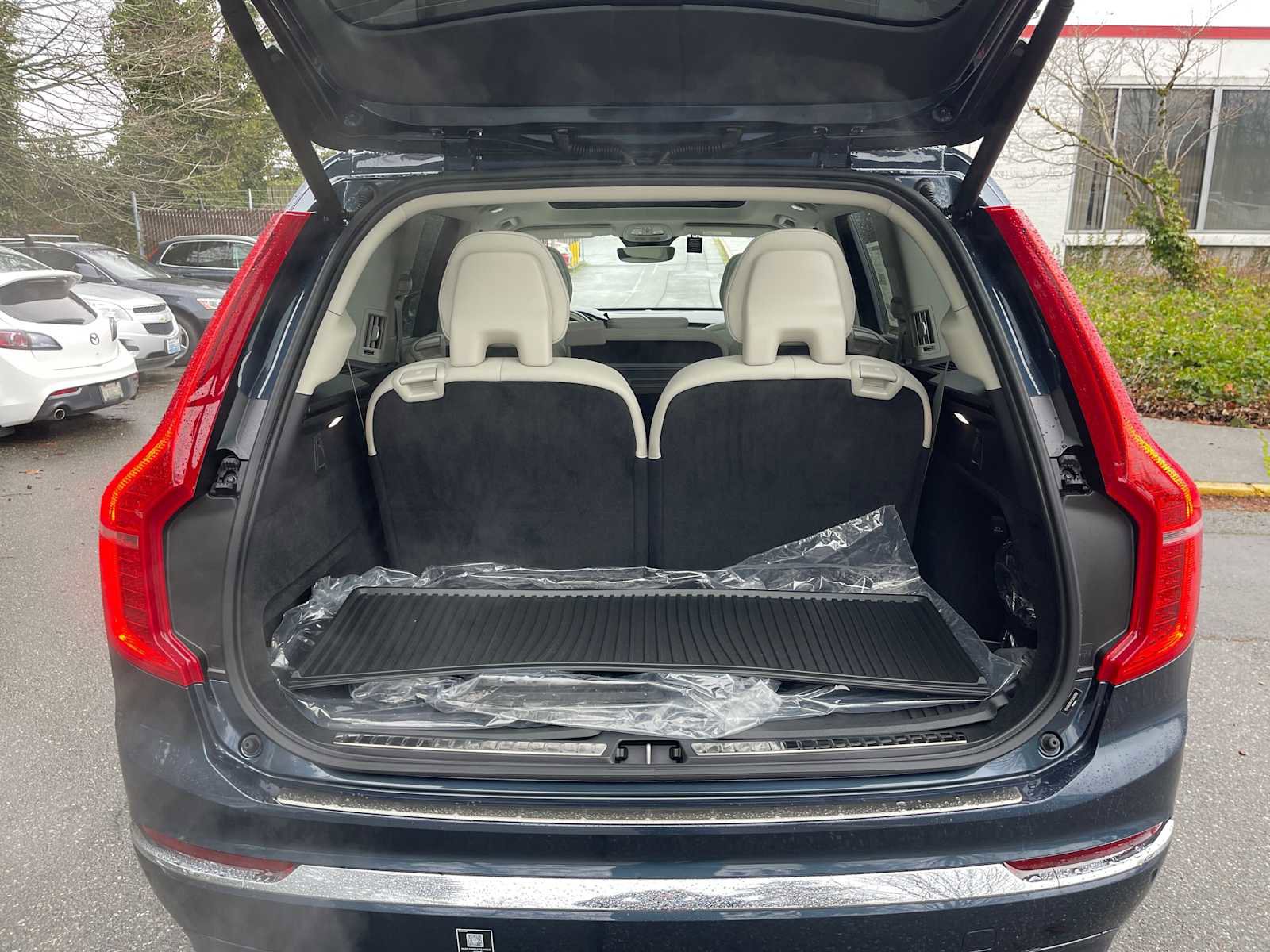 Used 2023 Volvo XC90 B6 Plus w/ Protection Package Premier image 11