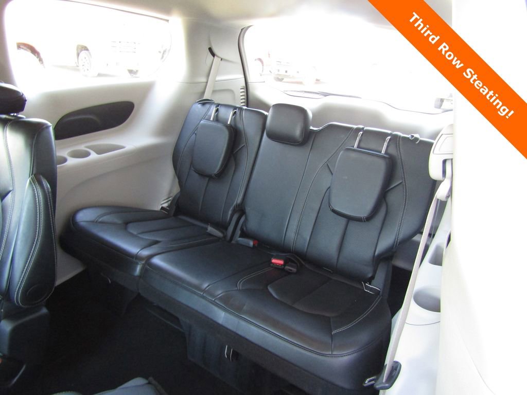 Used 2024 Chrysler Pacifica Touring-L image 18