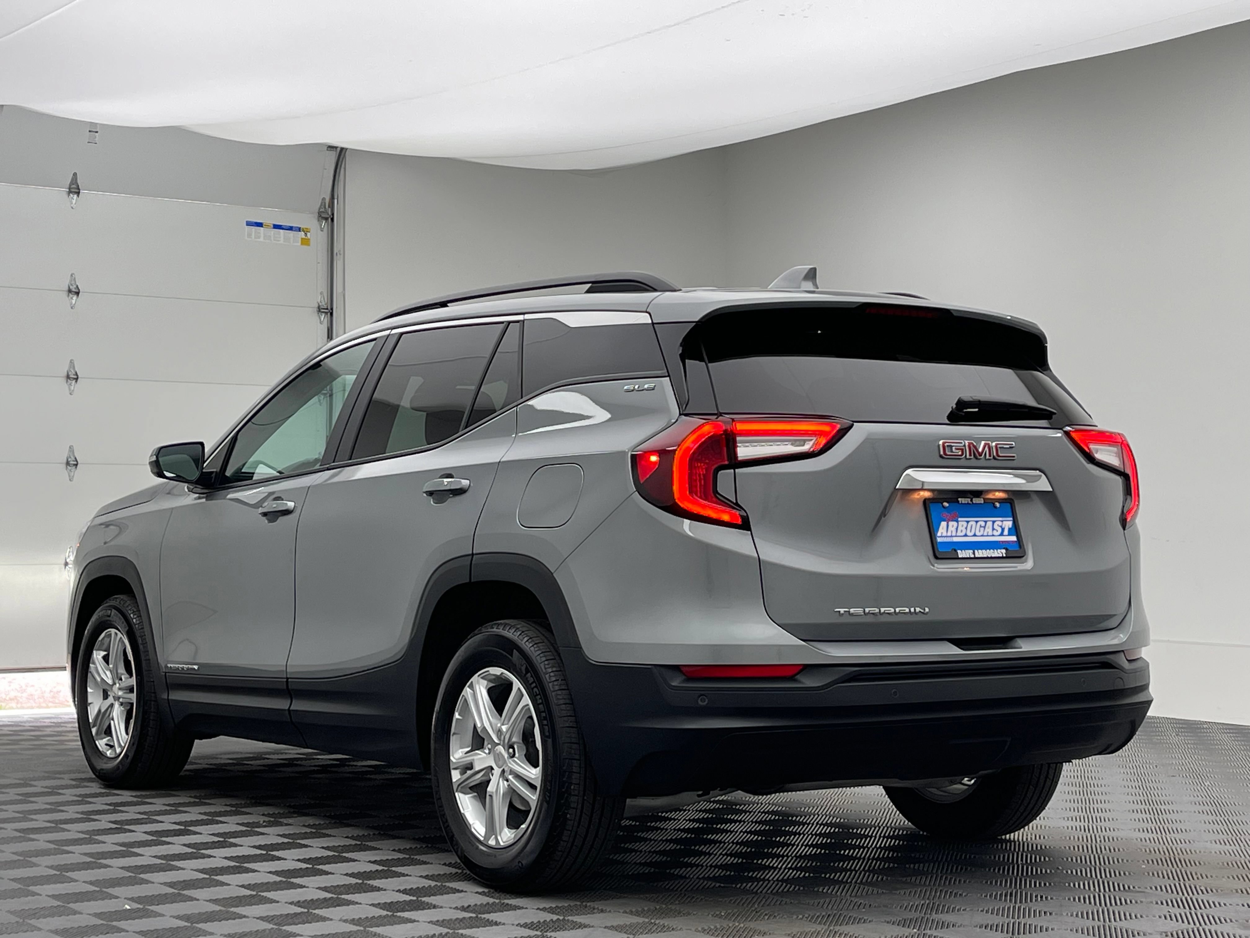 Used 2024 GMC Terrain SLE w/ Driver Convenience Package FWD image 11