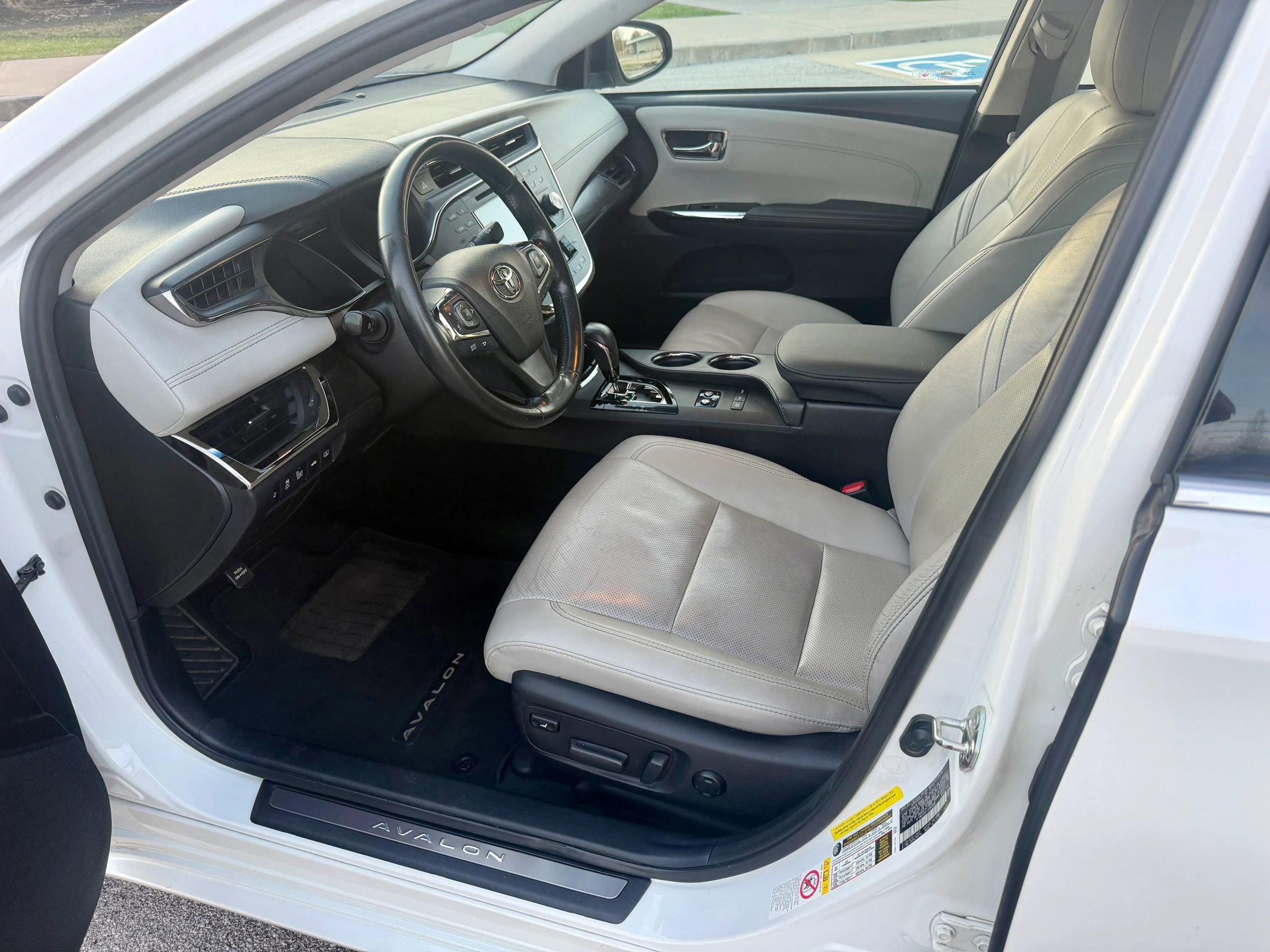 Used 2018 Toyota Avalon Limited image 26