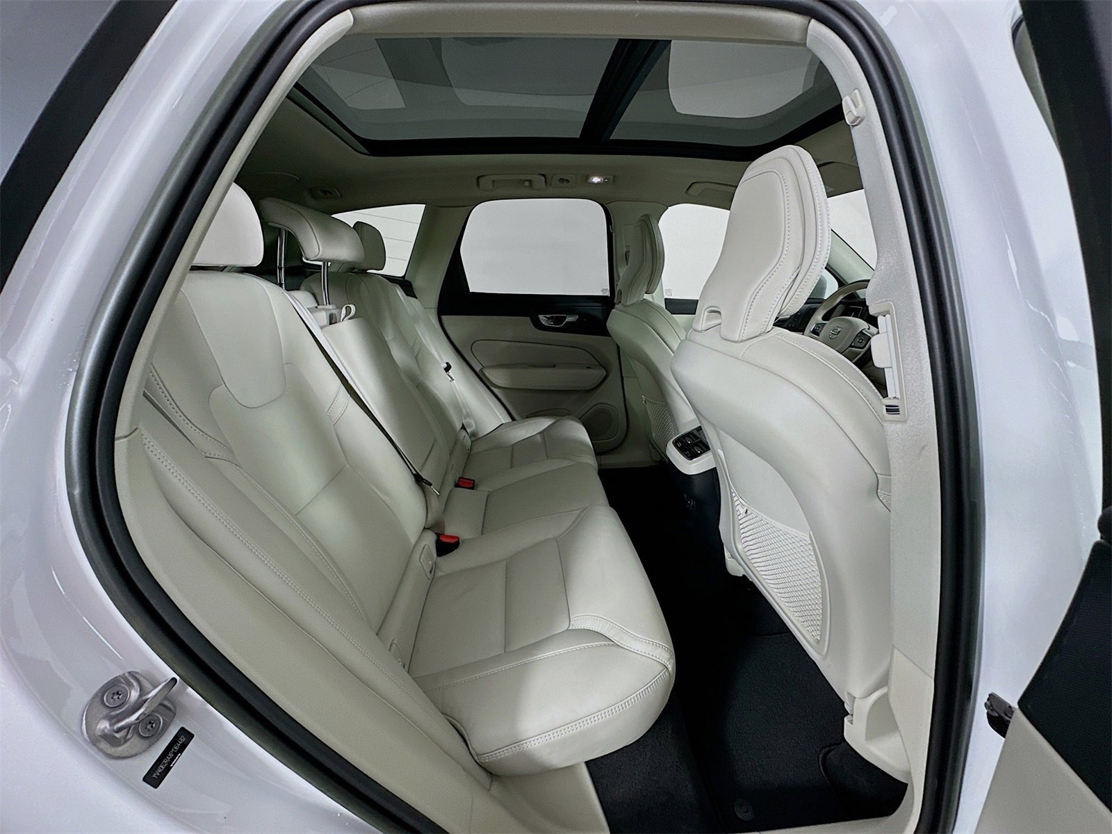 Used 2023 Volvo XC60 B6 Ultimate w/ Protection Package Premier image 28