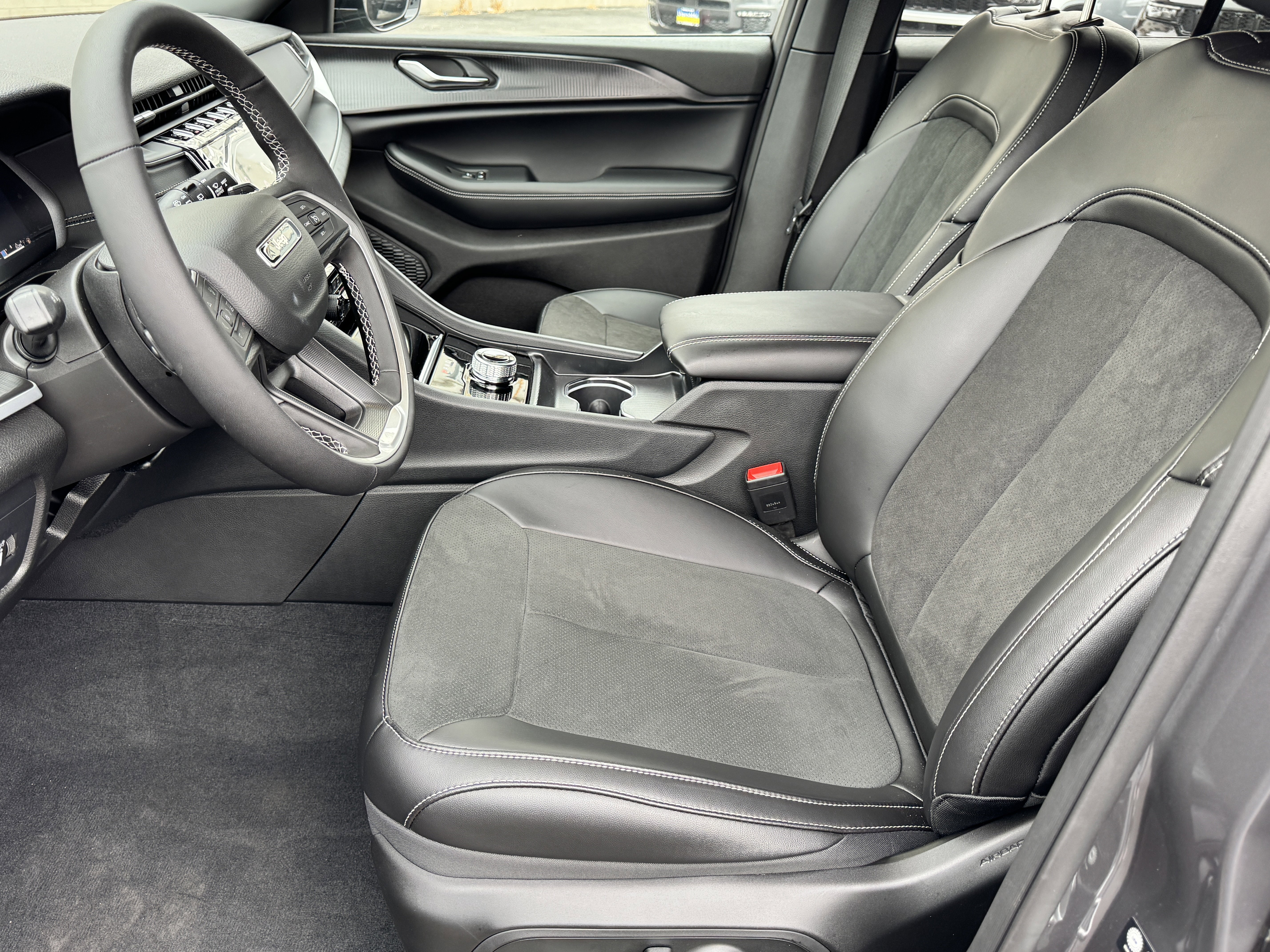 New 2025 Jeep Grand Cherokee Altitude image 19